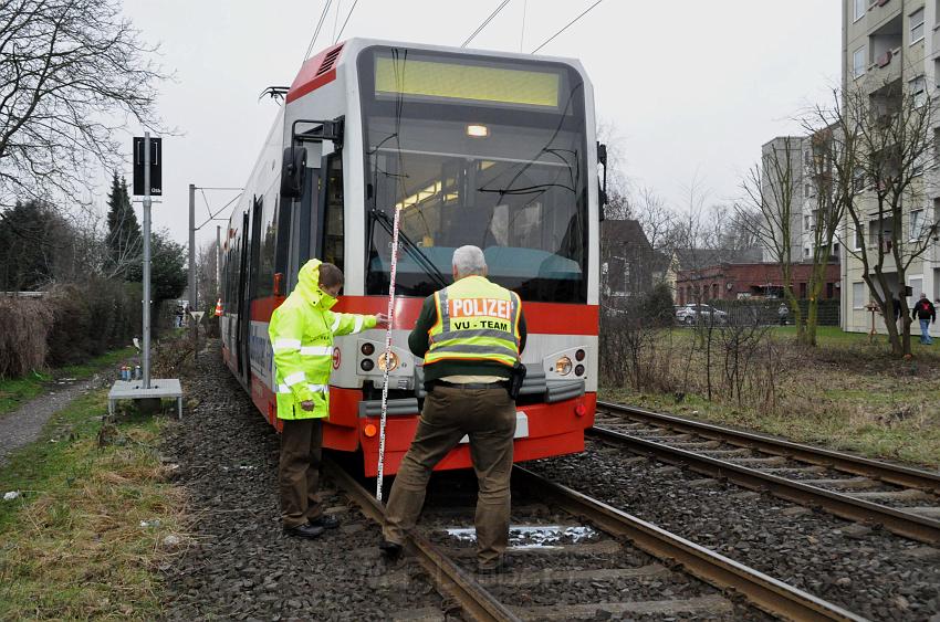 Kind unter Strassenbahn Koeln Porz Steinstr 15.JPG